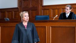 Eva (ChrisTine Urspruch, li.) will die Richterin (Anne Cathrin Buhtz) überzeugen.