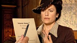 Eva (Christine Neubauer) zögert, das Dokument zu unterschreiben, mit dem sie ihren vermissten Mann offiziell für tot erklärt.