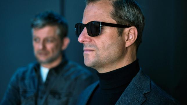 Bild: ARD Degeto/Mona Film/Tivoli Film/Philipp Brozsek Ex-Kommissar Alexander Haller (Philipp Hochmair, re.) und sein Partner Niko (Andreas Guenther) ermitteln auf dem Prater.
