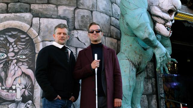 Bild: ARD Degeto/Mona Film/Tivoli Film/Petro Domenigg Ex-Kommissar Alexander Haller (Philipp Hochmair, re.) und seine „rechte“ Hand Niko (Andreas Guenther) ermitteln im weltberühmten Vergnügungspark Prater.