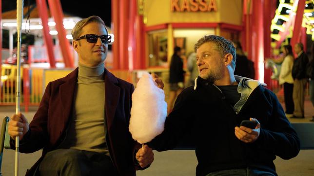 Bild: ARD Degeto/Mona Film/Tivoli Film/Petro Domenigg Ex-Kommissar Alexander Haller (Philipp Hochmair, li.) und seine „rechte“ Hand Niko (Andreas Guenther) ermitteln im weltberühmten Vergnügungspark Prater.