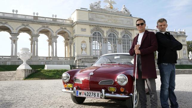 Bild: ARD Degeto/Mona Film/Tivoli Film/Petro Domenigg Ex-Kommissar Haller (Philipp Hochmair, li.) und Niko (Andreas Guenther) vor der Gloriette im Wiener Schlossgarten.