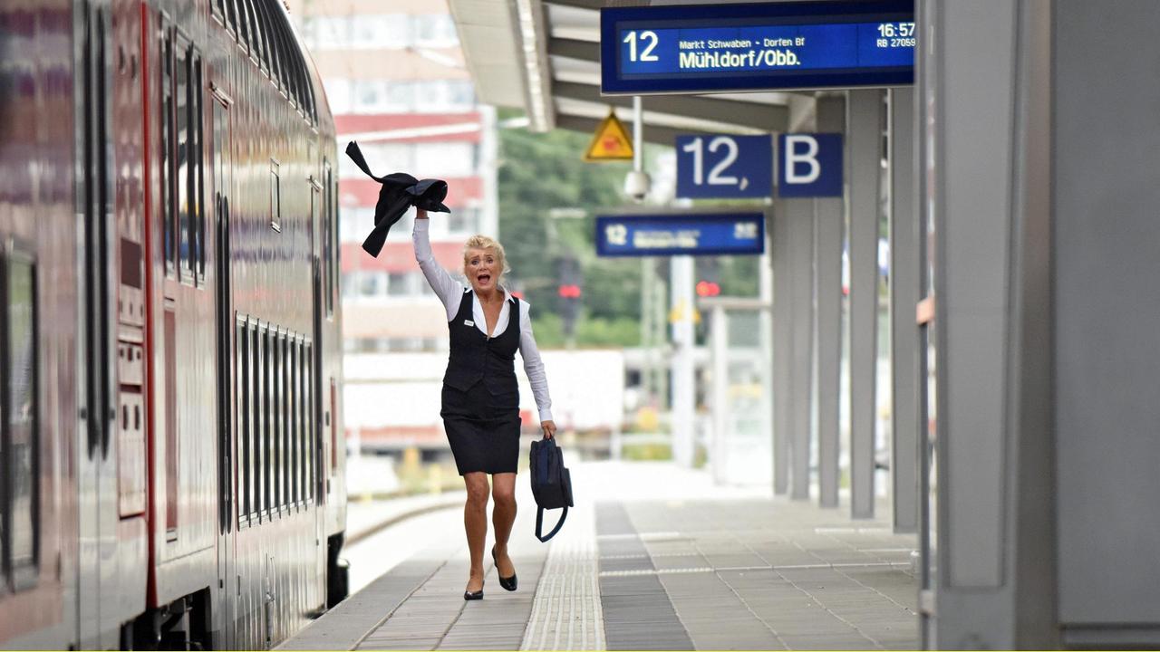 Fanny Steininger (Jutta Speidel) erwischt gerade noch ihren Zug.