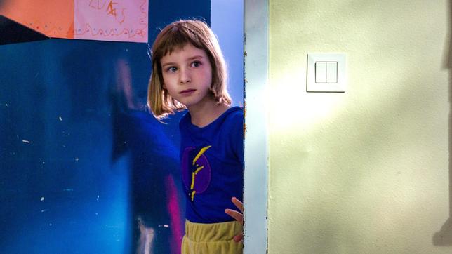 Fanny (Julia Kovacs) wird in der Schule gemobbt.