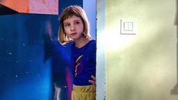 Fanny (Julia Kovacs) wird in der Schule gemobbt.