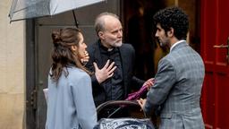 Faraz (Reza Brojerdi, re.) und Viola (Amelie Kiefer) erklären dem Pfarrer (Waldemar Hooge) ihre Situation.