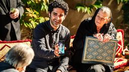 Faraz (Reza Brojerdi, Mitte) zeigt beim Familienbesuch bei seiner Großmutter (Behrokh Hosseinbabai) stolz seine Familie.