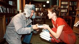 Fast wie bei Lubitsch: Im Buchladen lernt Sophie (Jeannette Hain) den charmanten Dr. Weiße (Jochen Horst) kennen.