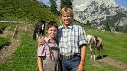 Fast wie Vater und Sohn: Hansi (Hansi Hinterseer) und der Waisenjunge Benni (Rafael Haider).