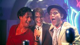 Fausto (Rosario Fiorelli), Tom Ripley (Matt Damon) und Dickie Greenleaf (Jude Law) amüsieren sich im Jazzclub.