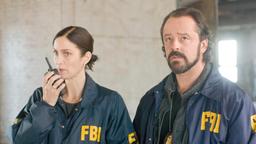 FBI Agentin Helen Brody (Carrie-Anne Moss) und ihr Kollege Agent Vincent (Gil Bellows) müssen einen nuklearen Sprengsatz entschärfen.