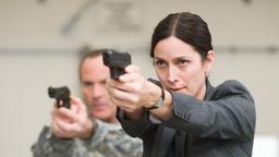 FBI Agentin Helen Brody (Carrie-Anne Moss) verhaftet einen Terroristen.