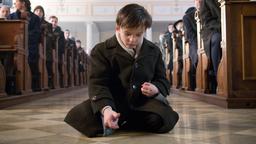 Felix (Eric und Marc Hermann, im Bild Eric) verursacht während des Gottesdienstes einen Eklat.
