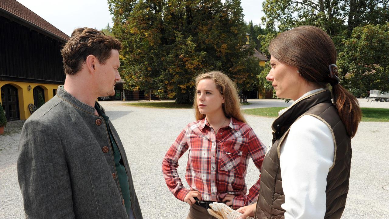 Ferdinand (Shenja Lacher) und seine Frau Loretta (Susu Padotzke) schmieden eine Intrige gegen Rike (Klara Deutschmann).