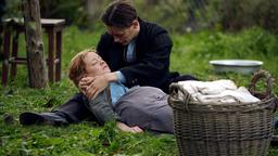 Fidelis Waldvogel (Jonas Nay) kümmert sich um Eva (Leonie Benesch), die hochschwangere Verlobte eines gefallenen Kameraden.