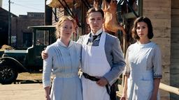 Fidelis Waldvogel (Jonas Nay) mit Ehefrau Eva (Leonie Benesch) und ihrer Helfern Delphine (Aylin Tezel, re.)