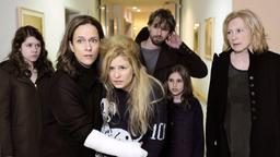 Fiona (Claudia Michelsen, 2. v. li.) bringt die hochschwangere Julia (Birte Hanusrichter, Mitte) zusammen mit Dennis (Benedikt Blaskovic), Paulette (Luise Aschenbrenner, li.), Lina (Laura Kirsch) und Großmutter Gitta (Maren Kroymann, re.) zur Entbindungsstation.