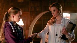 Fiona Glascott (Caitlin Lemon), die Verlobte von Marc Du Monceau begrüßt Mickey (Lucy Morton, l) im Schloss.