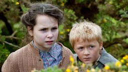 Fiona (Chloe Jayne Wilkinson) und der kleine Brian (Haydn Cavanagh) beobachten das Treiben eines brutalen alten Bauern.