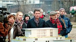 Florian (Hardy Krüger jr., Mitte), Dana (Katja Studt) und Vater Georg (Charles Brauer) bei der Präsentation von Florians neuem Bauentwurf.