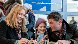 Florian (Hardy Krüger j) und seine Freundin Dana (Katja Studt) kümmern sich liebevoll um Florians Tochter Anna (Monique Schröder).