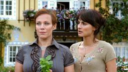 Floriane (Miranda Leonhardt, re.) ist gar nicht begeistert, als plötzlich ihre Mutter Regina (Sonja Kirchberger) auf dem Rosenhof auftaucht.
