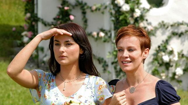 Bild: ARD Degeto/Elke Werner Floriane (Miranda Leonhardt, li.) und ihre Mutter Regina (Sonja Kirchberger) halten Ausschau nach dem Bräutigam.