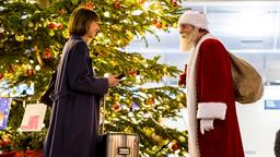Flughafen Weihnachtsmann Thorsten (Henning Baum) möchte Eva (Lisa Bitter) wiedersehen.