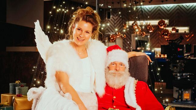 Flughafen-Weihnachtsmann Thorsten (Henning Baum) und seine Christkind-Kollegin (Xenia Tiling).