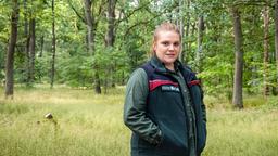 Die junge Försterin Jana Doussière tritt kurzfristig eine Stelle im Forstamt Grunewald an.