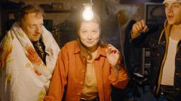 Franca (Katharina Abel, mi.), Uwe (Jesse Albert, li.) und Vitali (Valon Krasniqi, re.) probieren den Elektrospeicher aus.