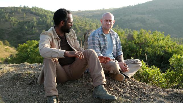 Bild: ARD Degeto/WDR/MOOVIE/Yidnekachew Shumete Frank Michalka (Jürgen Vogel) und Dr. Kidanu (Selam Tadese) werden Freunde.