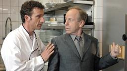Frank (Heio von Stetten, li.) und sein Schwiegervater Georg (Rüdiger Vogler) führen gemeinsam ein Feinschmecker-Restaurant.