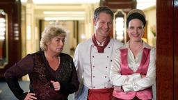 Franka (Diana Amft, re.) hat mit Hilfe ihrer Mutter Inge (Brigitte Janner) und des netten Kochs Jakob (Steffen Wink) den geschäftlichen Durchbruch geschafft.