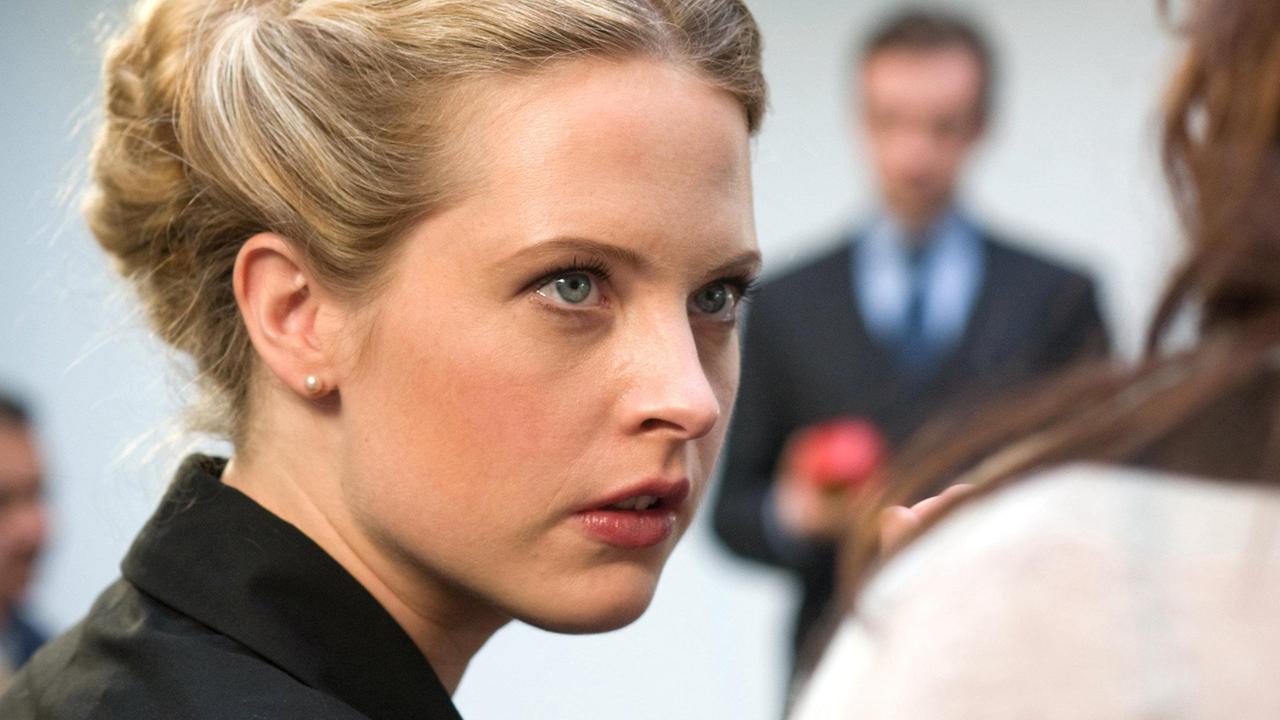 Franka Lauth (Diana Amft) führt ein luxuriöses Leben. Dank ihres Traumjobs in einer Berliner Werbeagentur kann sie sich ein Penthouse, ein schickes Cabrio und ganz nebenbei noch ein Sofa für 4500 Euro leisten.