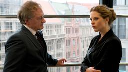Franka (Diana Amft) versucht ihrem Chef Roland Kunze (Falk Rockstroh) zu erklären, dass sie übel ausgetrickst wurde.