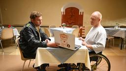 Franz (Sebastian Bezzel) besucht Rudi (Simon Schwarz) im Krankenhaus.