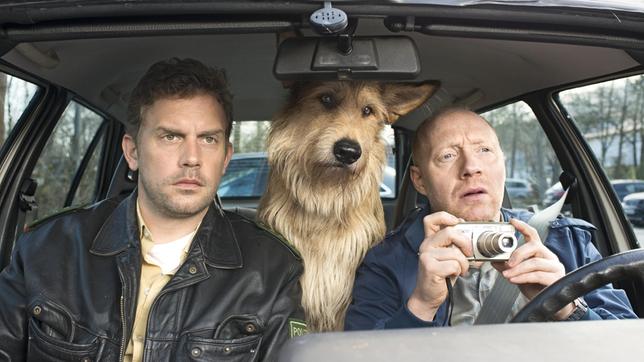 Bild: ARD Degeto/BR/2017 Constantin Film/Bernd Schuller Franz Eberhofer (Sebastian Bezzel, li.) mitsamt Hund Ludwig und Rudi Birkenberger (Simon Schwarz, re.) legen sich auf die Lauer.