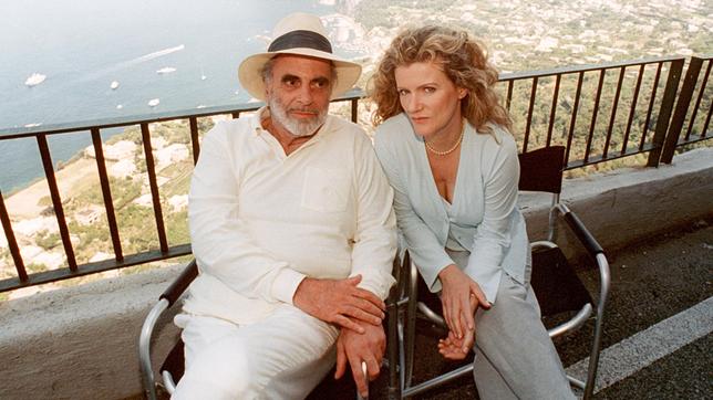 Bild: ARD Degeto Franz Steininger (Maximilian Schell) erfährt zum 50-jährigen Jubiläum seines Wäschemodenkonzerns "Aphrodite", dass er unheilbar krank ist. Daraufhin verreist er Hals über Kopf mit seiner langjährigen heimlichen Geliebten Barbara Landau (Barbara Sukowa) auf die Insel Capri.