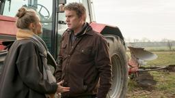 Franzi (Susanne Bormann) möchte den brandenburgischen Bauern Sven (Sebastian Bezzel) von ihrem Plan überzeugen.