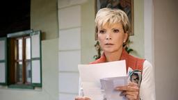 Franziska (Uschi Glas) kann nicht fassen, was sie da liest: ihr Weingut soll bereits vor Jahrhunderten ihrem Nachbarn überschrieben worden sein!