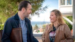 Franziska (Tina Amon Amonsen) lernt Hannes (Benjamin Güter) kennen.