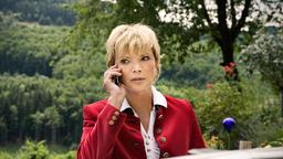 Franziska (Uschi Glas) sucht anwaltlichen Rat, als sie ihr Weingut über Nacht an ihren Nachbarn zu verlieren droht.