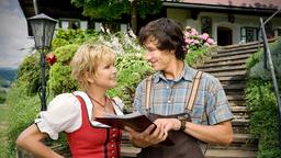 Franziska  (Uschi Glas) und ihr Sohn David (Laurence Rupp) freuen sich über den reißenden Absatz ihres Bio-Weins.