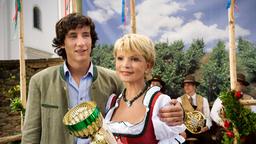 Franziska (Uschi Glas) und ihr Sohn David (Laurence Rupp) freuen sich über die Auszeichnung für ihren neuen Bio-Wein.