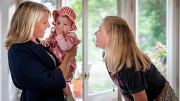 Franziska (Tina Amon Amonsen) will Nora Kaminski (Tanja Wedhorn) beim Babysitten helfen.