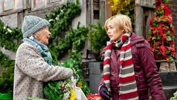 Frau Basinski (Renate Delfs) und Ellie Pietschek (Gesine Cukrowski) haben eine gute nachbarschaftliche Beziehung.