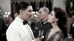 Frau Frowein (Gudrun Landgrebe) spricht mit Ferdinand Marian (Tobias Moretti), der das Angebot für die Hauptrolle in „Jüd Süß“ angeboten bekommen hat.