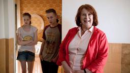 Frau Pohl (Traute Hoess, r) empfängt Jenny (Emma Bading) und Dennis (Jasper Smets). Die erwarten Hotte, ihren unbekannten Vater.