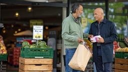 Frauen-Notfall im Schülerladen: Gerhard (Heiner Lauterbach, re.) muss für Yasmin Binden kaufen und trifft im Supermarkt ausgerechnet auf ihren Onkel Aydin (Ercan Durmaz).